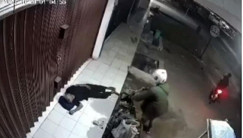 Viral 2 Pria Tega Curi Kursi Roda Penyandang Disabilitas di Bekasi, Sang Kakek Berjalan Merangkak