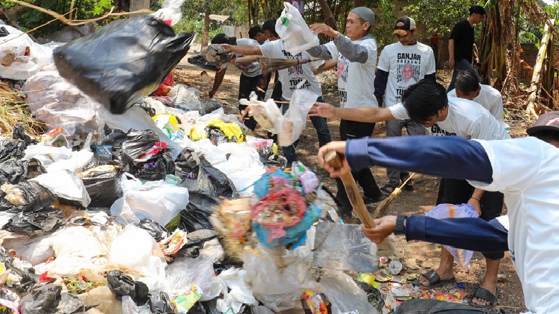 Bandung Darurat Sampah, Pemuda Mahasiswa Ganjar Bangun Tempat Penampungan Sementara