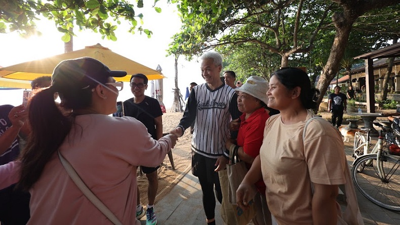 Ganjar Pranowo Diserbu Warga saat Jalan Pagi di Bali, Langsung Diajak Foto