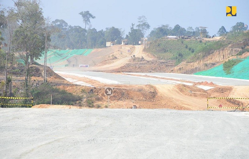 Konstruksi Jalan Tol IKN Hampir 55 Persen, Jokowi: Juli 2024 Bisa Dilalui Kendaraan  