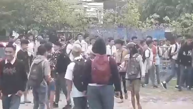 Viral Siswa SMA di Makassar Duel di Lapangan, Bak Tarung Bebas Ditonton Pelajar Lain