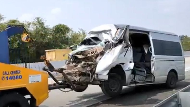 Kronologi Kecelakaan Maut di Tol Solo-Semarang, Mobil Travel Ringsek usai Tabrak Truk Tronton