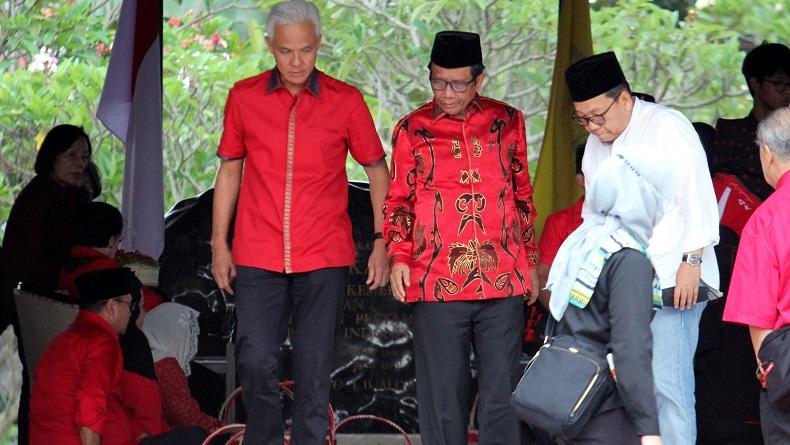 Ganjar-Mahfud Ziarah ke Makam Bung Karno, Doakan Indonesia Lebih Baik dan Berjalan sesuai Konstitusi