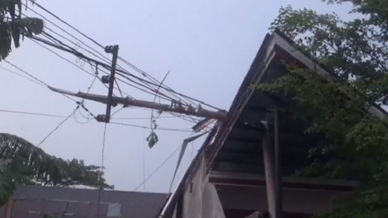 Hujan Perdana Disertai Angin Kencang di Madiun Rusak Rumah hingga Robohkan Tiang Listrik