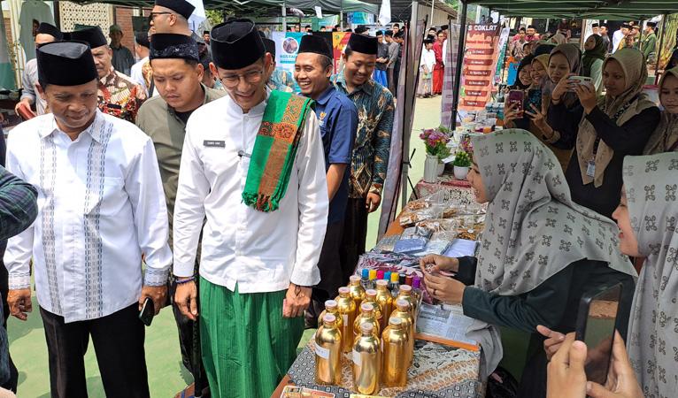 Kunjungi Ponpes di Semarang, Sandiaga Uno Ajak Santri Berwirausaha Berbasis Digital
