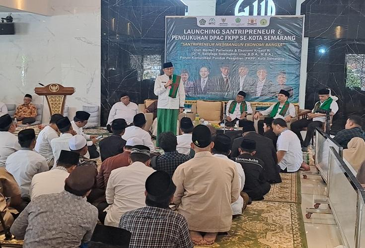 Menparekraf Bagikan Kisah Nyaris Sentuh Titik Terendah dalam Hidup di Depan Santri