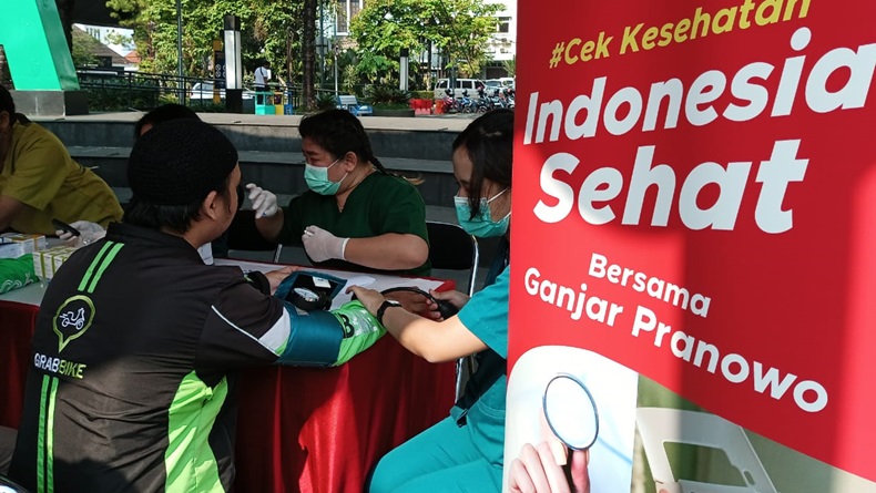 Rangkul Ojol, Relawan Ganjar Pranowo Gelar Pemeriksaan Kesehatan Gratis di Bandung
