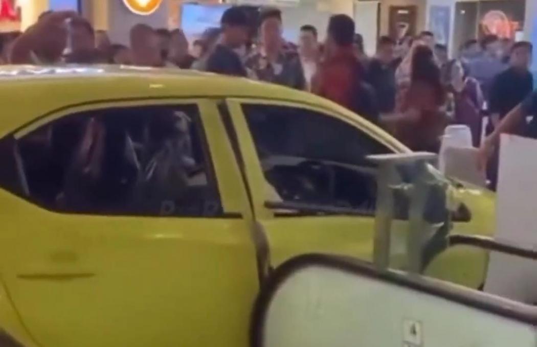 Viral Mobil Pameran di Mall Paragon Semarang Tabrak Pengunjung, Polisi: Marketing Tak Bisa Nyetir