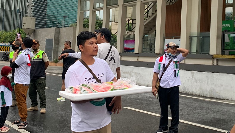 Aksi Bela Palestina, 1.000 Semangka Dibagikan Gratis ke Pejalan Kaki
