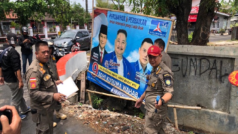 Satpol PP Indramayu Tertibkan Puluhan Spanduk dan Baliho Politik yang Langgar Perda