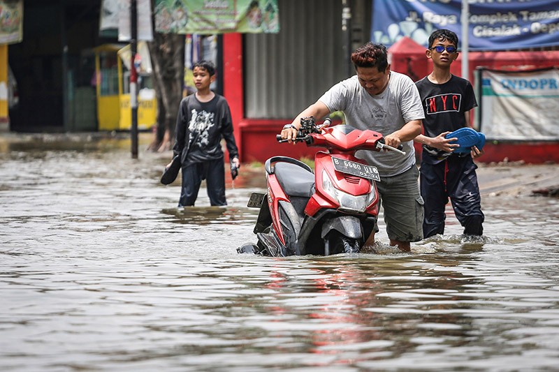 Hujan Deras, Sejumlah Wilayah Depok Banjir akibat Sampah dan Debit Air Tinggi