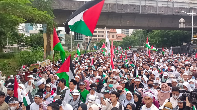 Massa Aksi Bela Palestina Terus Berdatangan ke Monas, Teriak Hancurkan Zionis