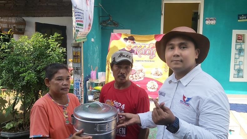 Bacaleg Perindo Adi Caesario Bantu Warga Rungkut dengan Paket Usaha Pentol