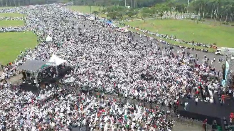 Potret Massa Aksi Bela Palestina di Monas, Tak Gentar meski Sempat Diguyur Rintik Hujan