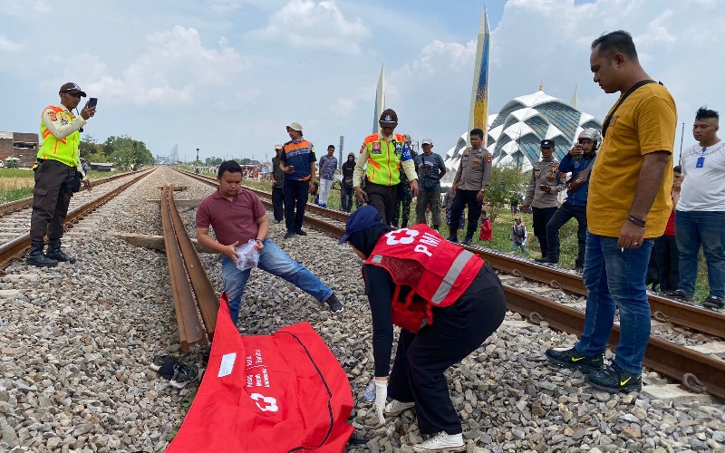 Pengamen Tewas Terserempet KA Dekat Masjid Al Jabbar Bandung saat Lari Hindari Razia