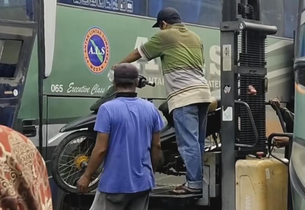 Viral Video Motor Diturunkan dari Atap Bus, Netizen: Canggih Pakai Forklift! 