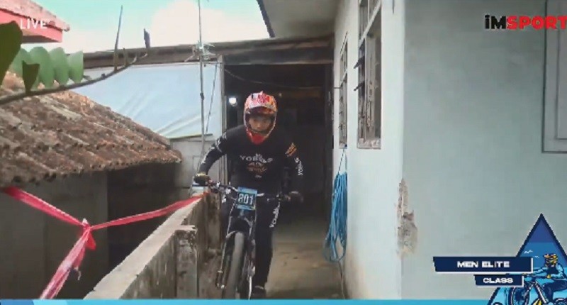 Viral, Balap Sepeda Gunung Digelar di Perkampungan, Pembalap sampai Masuk Rumah Warga