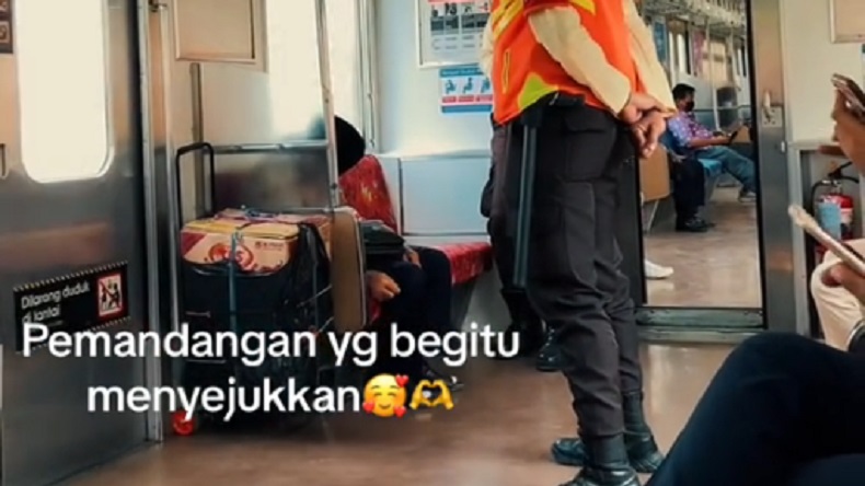 Viral Aksi 2 Satpam Jaga Kakek yang Tertidur di KRL, Banjir Pujian Netizen