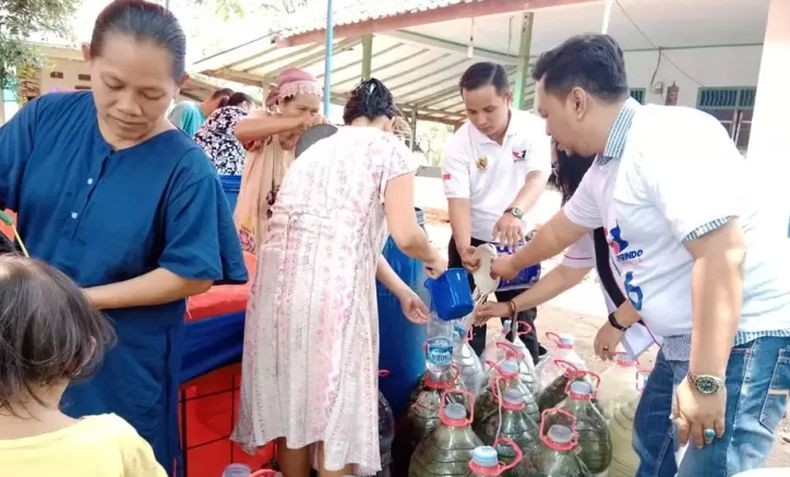 Pemuda Perindo Jabar Distribusikan Air Bersih di Kabupaten Bekasi yang Dilanda Kekeringan 