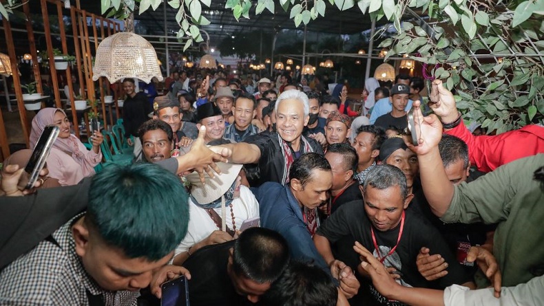Momen Bahagia Warga Transmigran Jateng di Musi Rawas Bertemu Ganjar, Langsung Peluk
