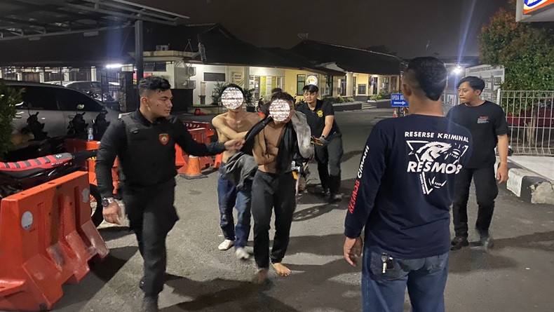 2 Begal Bersajam Ditangkap Polisi usai Rampas HP Pengendara di Cimahi