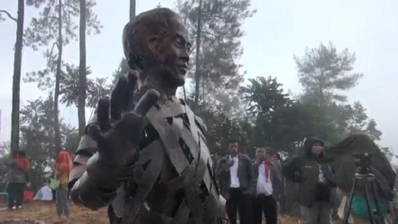 Penampakan Patung Jokowi yang Dibangun Warga Karo Senilai Rp2,5 Miliar