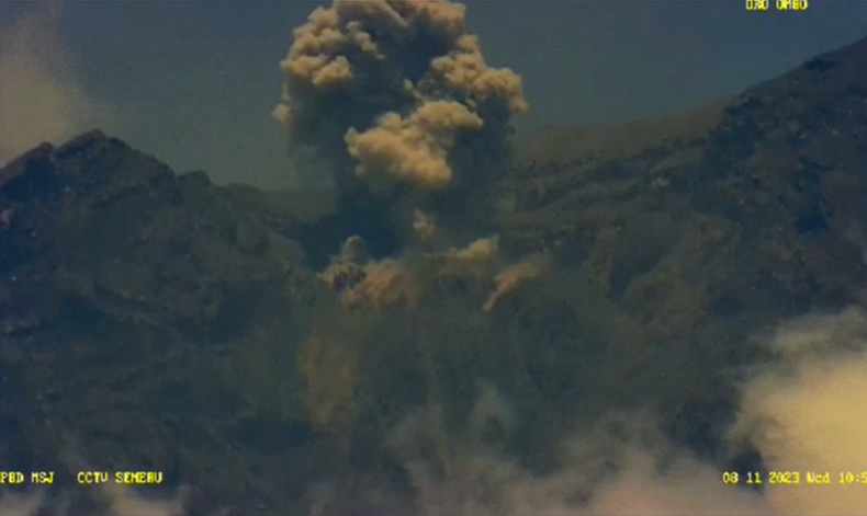 Gunung Semeru Kembali Erupsi, Luncurkan Awan Panas Guguran hingga 1.000 Meter