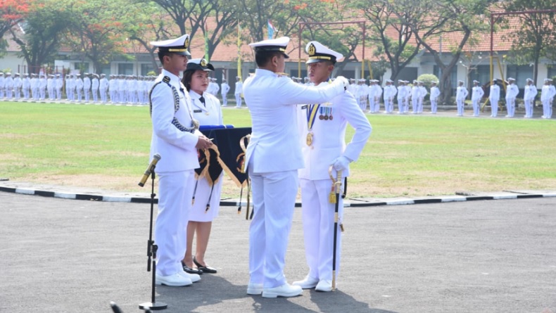 Lulusan Terbaik Diktukpa TNI AL 53, Letda Fandi Kartika Raih Penghargaan Jala Wira Adhiguna