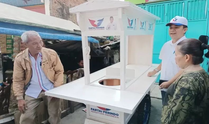 Senang Dapat Gerobak UMKM, Warga Jakut Doakan Partai Perindo Menang Pemilu 2024