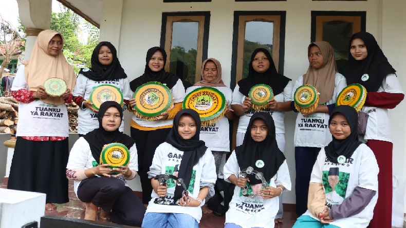 Santri Dukung Ganjar dan Warga Pameungpeuk Garut Gotong Royong Renovasi Masjid