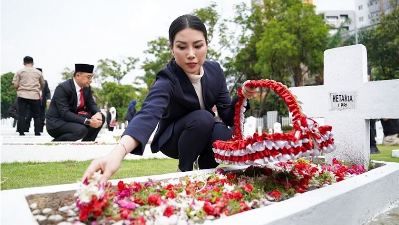 Momen Wamenparekraf Angela Tanoesoedibjo Tabur Bunga di TMP Kusuma Bangsa Surabaya