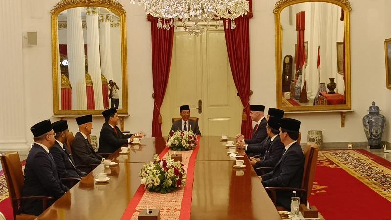 Momen Presiden FIFA Gianni Infantino Pakai Kopiah saat Ngobrol Bareng Jokowi