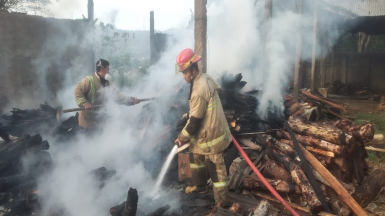 Pabrik Penggesekan Kayu Cikembar Sukabumi Ludes Terbakar, Penyebab Masih Diselidiki