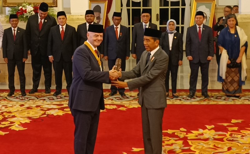Presiden FIFA Gianni Infantino Terima Tanda Kehormatan Bintang Jasa Pratama dari Presiden Jokowi