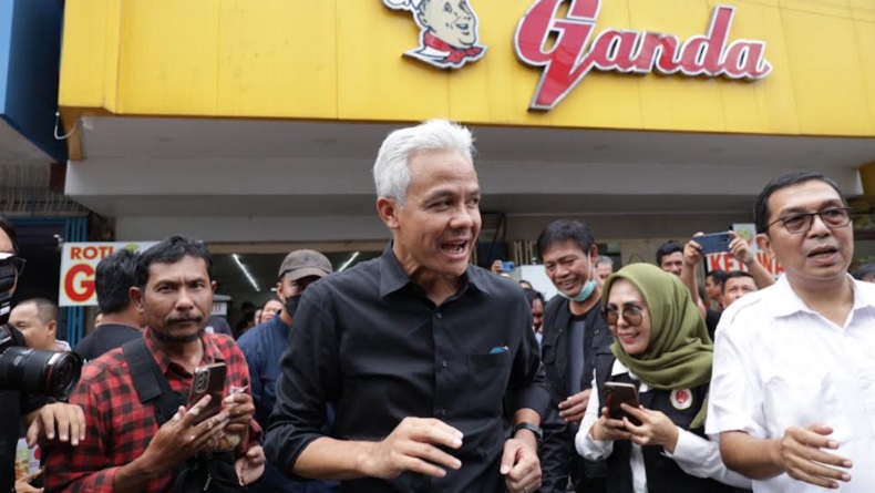 Ganjar Bikin Heboh, Mendadak Mampir ke Toko Roti Legendaris di Pematang Siantar