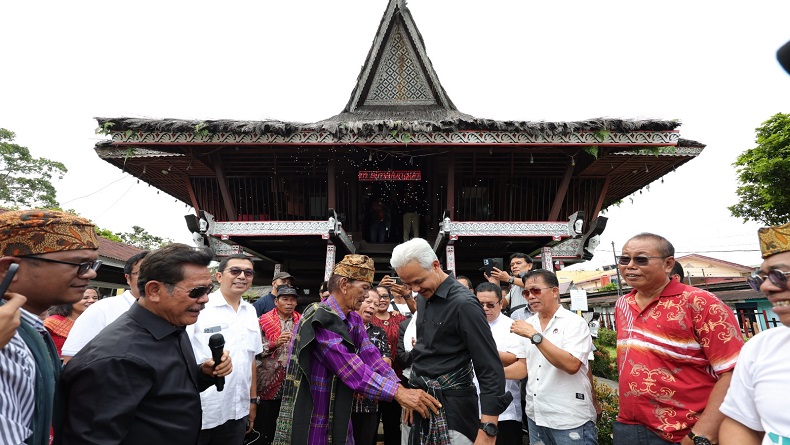Ganjar Pranowo Dipakaikan Kain Ulos di Pematang Siantar, Ini Filosofinya