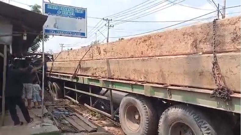 Kecelakaan di Tanah Laut, Truk Trailer Tabrak Warung Ayam Penyet saat Hindari Bus Wisata