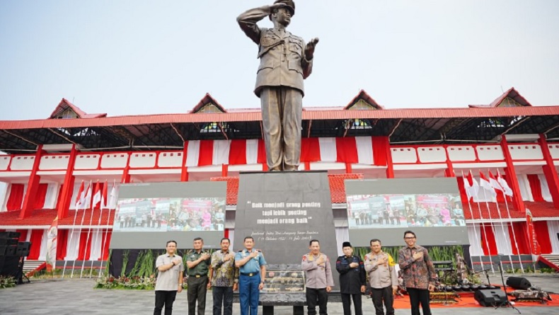 Resmikan Monumen Jenderal Hoegeng di Pekalongan, Kapolri: Tokoh Panutan Generasi Polisi