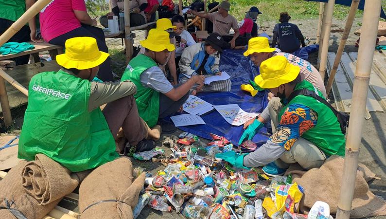 Greenpeace Indonesia Bersihkan Sampah Plastik di Pantai Tirang Semarang, Ini Hasilnya