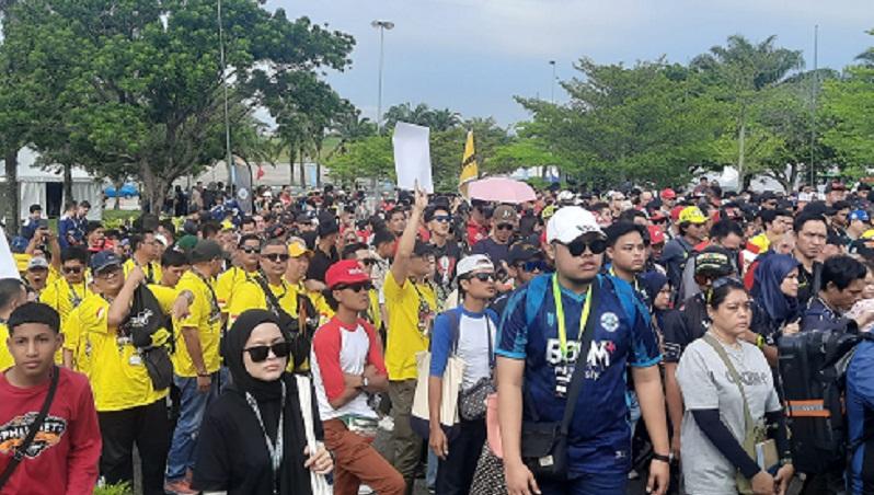 Fans Indonesia Serbu Sirkuit Sepang Jelang MotoGP Malaysia 2023, Bendera Merah Putih Berkibar