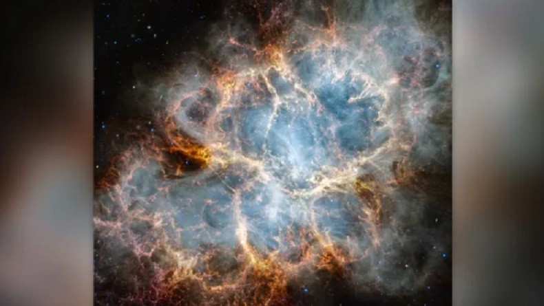 Ngerinya Penampakan Crab Nebula, Ada Cahaya Biru dan Kemerahan seperti Kobaran Api