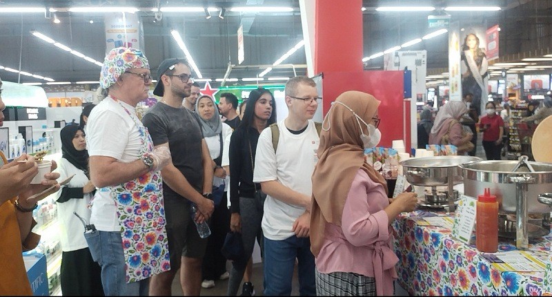 Kunjungi Booth Poland Festival 2023, Pengunjung Berburu Rrrrrendang hingga The Wild Kraut