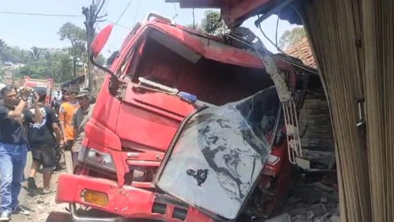 Kecelakaan di Cianjur, Truk Tronton Oleng Seret Pemotor dan Tabrak Rumah