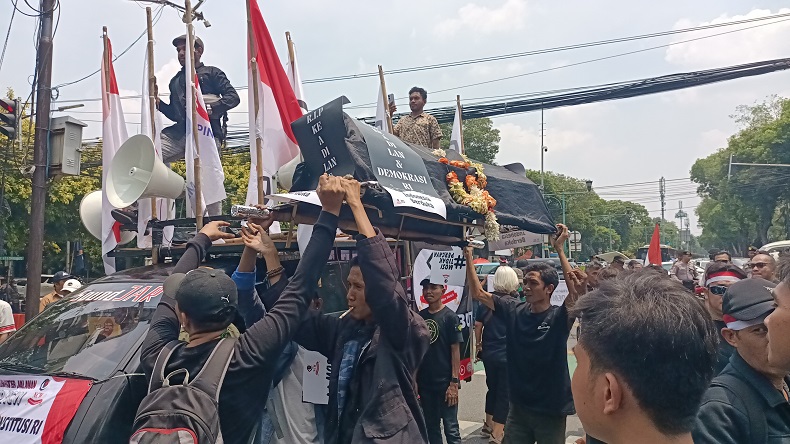 Massa Demo KPU jelang Penetapan Capres-Cawapres, Minta Gibran Didiskualifikasi