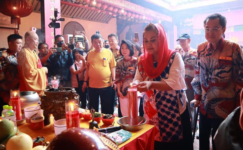  Potret Keberagaman dalam Peringatan Kwan She Im Phu Sa di Kelenteng Tay Kak Sie Semarang