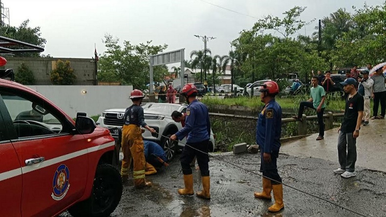 Mobil di Cibinong Nyaris Masuk ke Gorong-Gorong usai Lahan Parkir Mendadak Ambles
