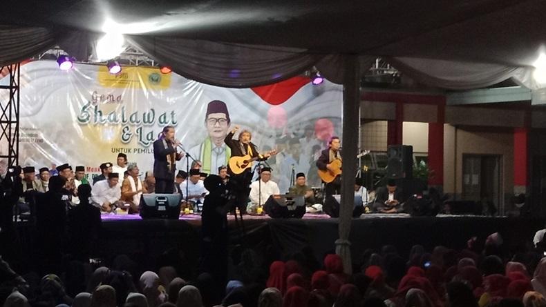 Bersama Mahfud MD, Ribuan Warga dan Kiai Bershalawat di Bandung