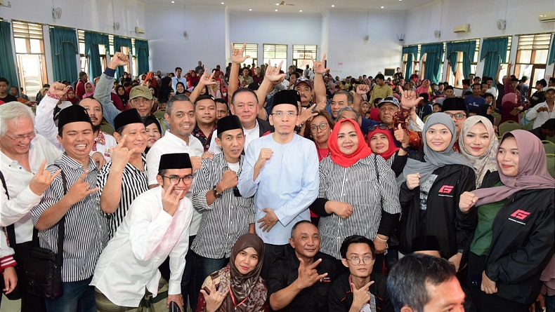 Diberi Doa Khusus, Ganjar-Mahfud Didukung Ulama Sepuh hingga Santri Situbondo