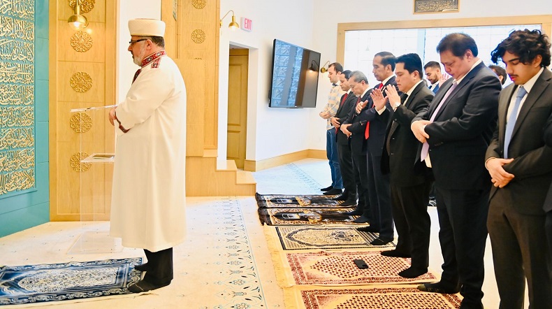 Momen Presiden Jokowi Sholat Ashar di Masjid Yarrow Mamout Georgetown University AS