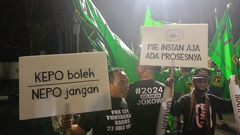 Kawal Ganjar-Mahfud di KPU, Massa Pendukung Kompak Bertahan di Bawah Guyuran Hujan